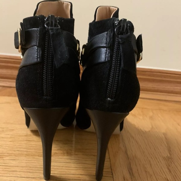 BADGLEY MISCHKA Chain Suede Ankle Booties 6 $345 - Picture 3 of 5